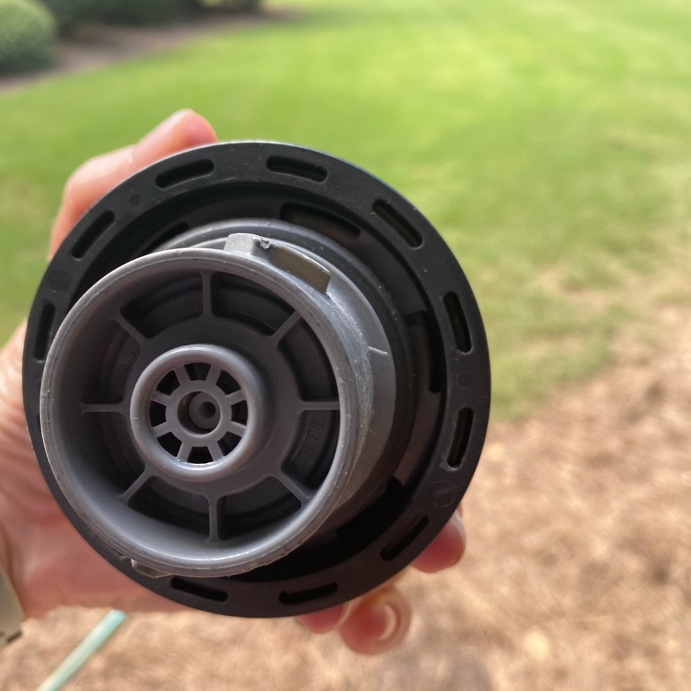 Locking gas cap - Picture 3 of 4